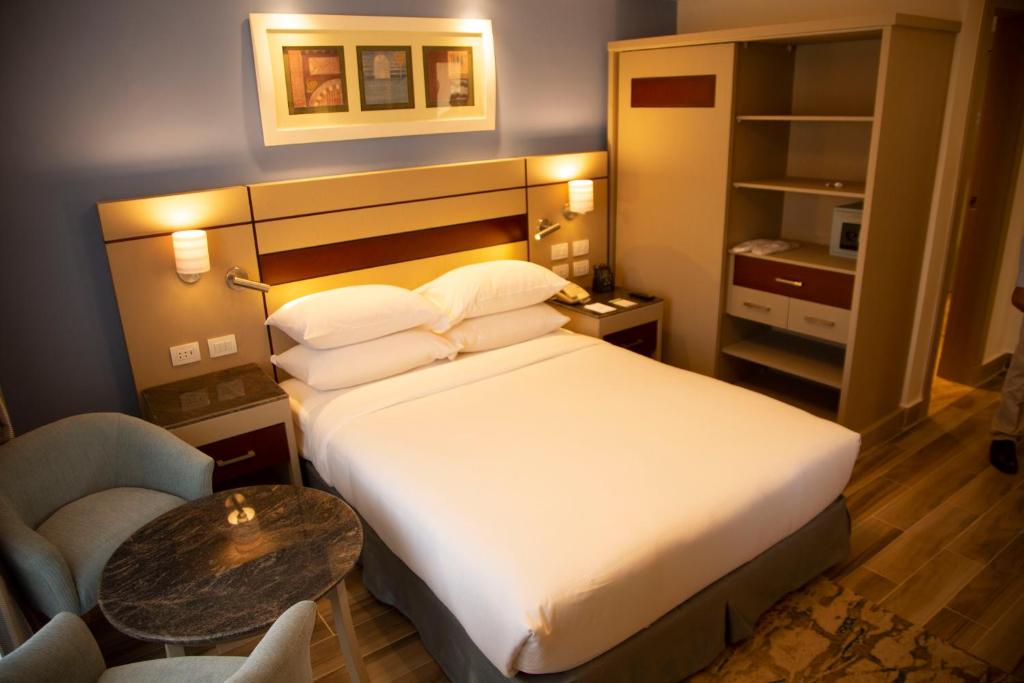 Postel nebo postele na pokoji v ubytování Swiss Inn Resort Hurghada