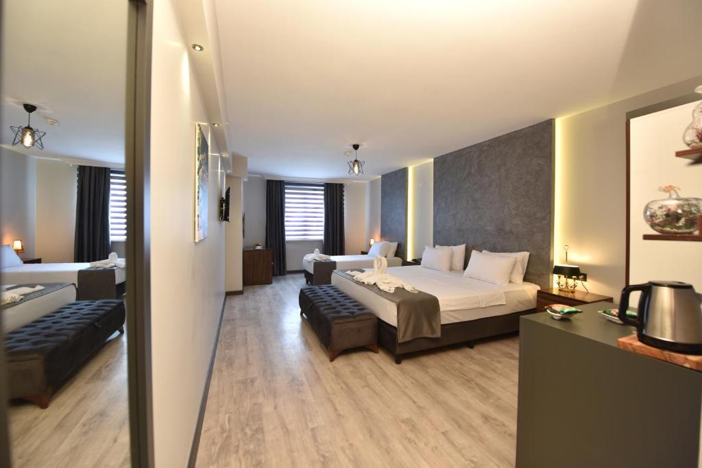 Habitación de hotel con cama y sofá en Sunflower Otel en Trabzon