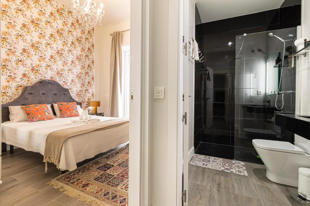 a bedroom with a bed and a bathroom with a shower at Casa Palacio Rufina & Jardines in Jerez de la Frontera