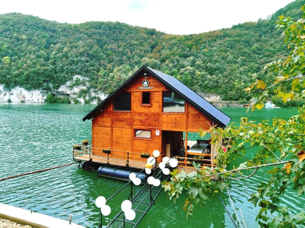 uma pequena casa numa doca num lago em kucica na vodi drinski snovi em Mali Zvornik