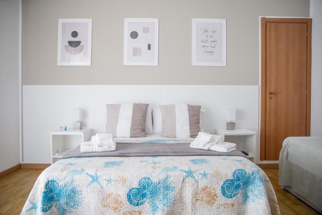 克羅托內的住宿－皮塔戈拉住宿加早餐旅館，一间卧室配有一张带蓝色和白色床单的床。
