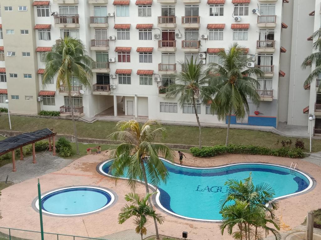 - une vue sur la piscine en face d'un bâtiment dans l'établissement Gallata Two Bedroom Street View, à Port Dickson