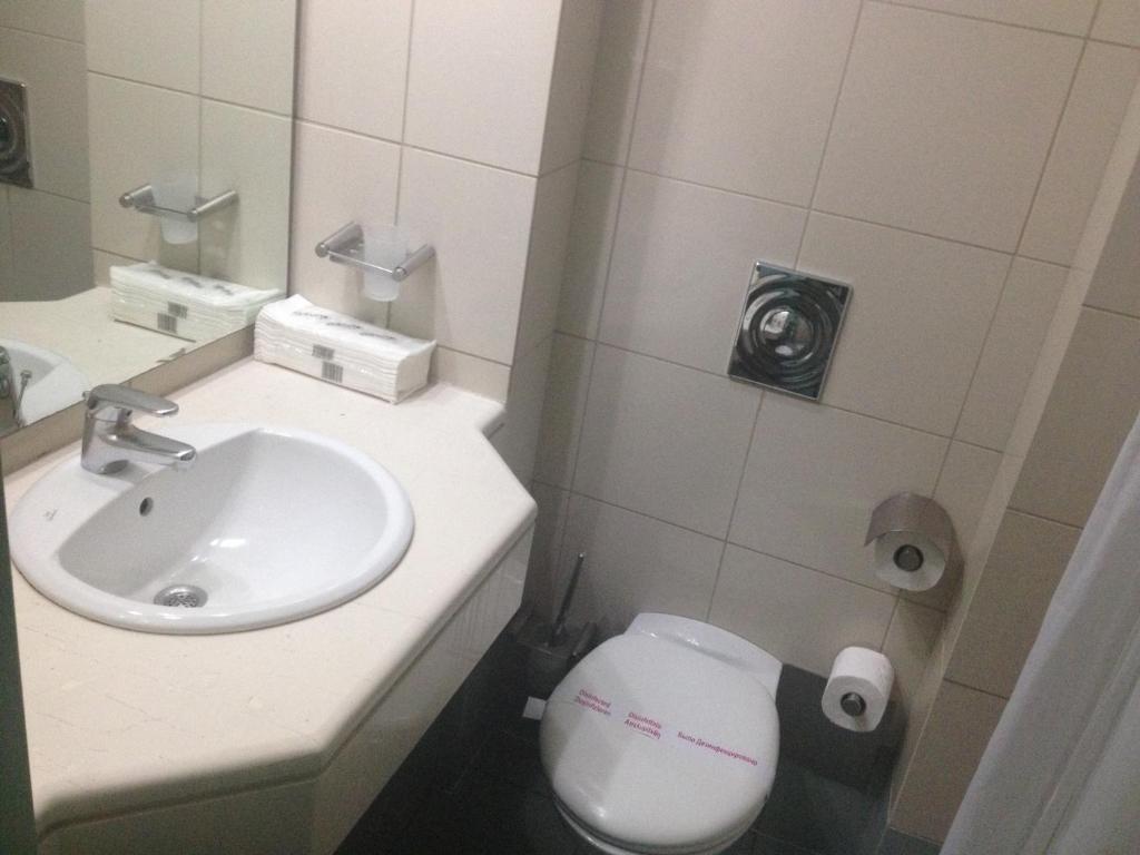 Koupelna v ubytování Avra Hotel