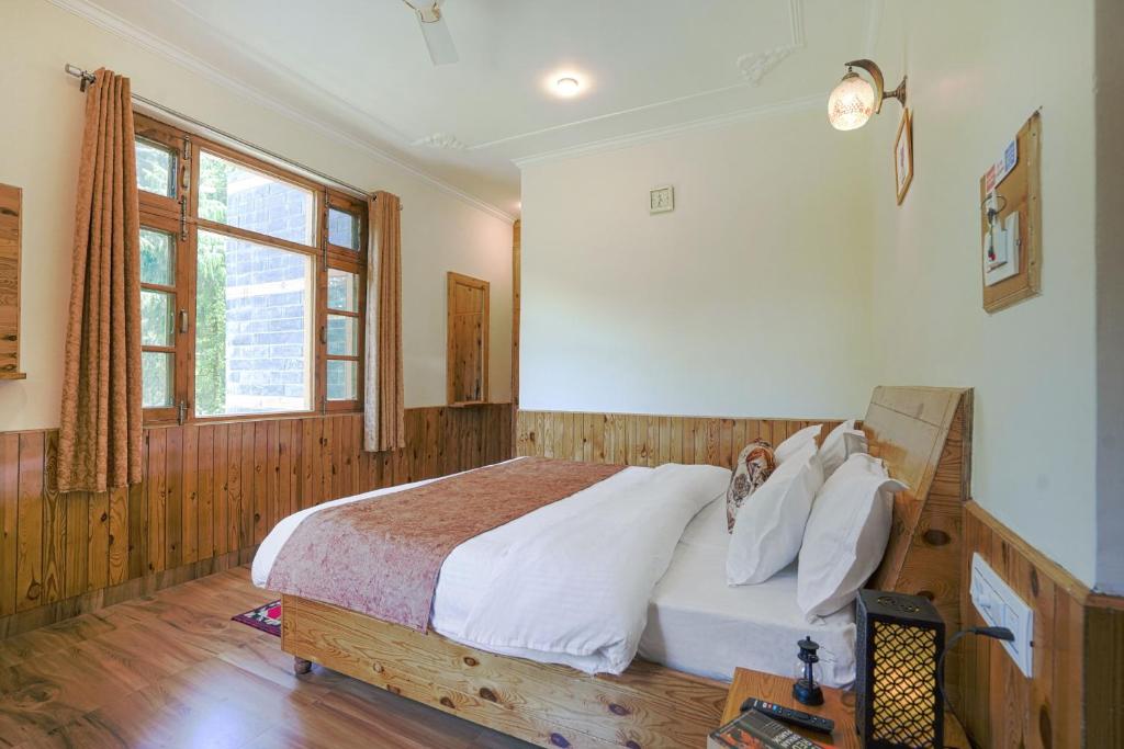 Postel nebo postele na pokoji v ubytování SaffronStays Kesar Villa, Manali - beautiful villa amidst an apple orchard - All clear roads