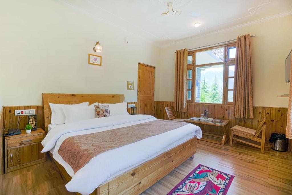 Postel nebo postele na pokoji v ubytování SaffronStays Kesar Villa, Manali - beautiful villa amidst an apple orchard - All clear roads