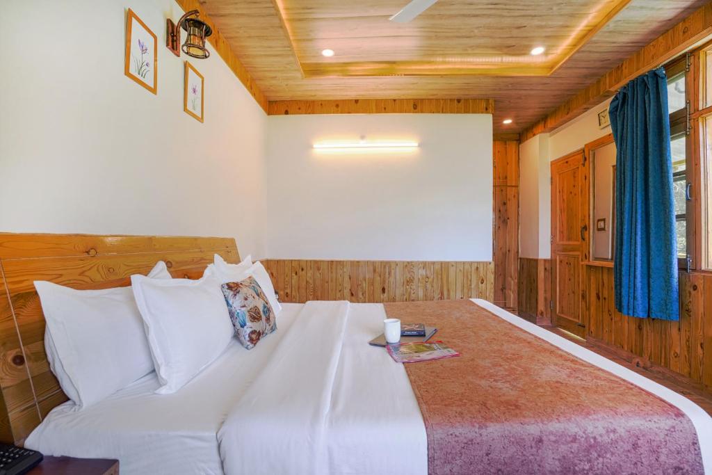 Postel nebo postele na pokoji v ubytování SaffronStays Kesar Villa, Manali - beautiful villa amidst an apple orchard - All clear roads