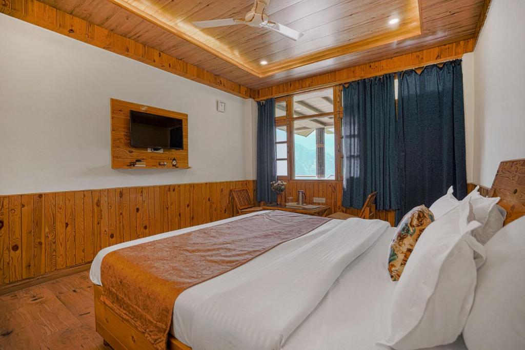 Postel nebo postele na pokoji v ubytování SaffronStays Kesar Villa, Manali - beautiful villa amidst an apple orchard - All clear roads