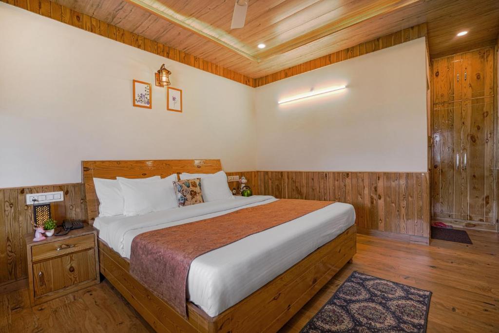 Postel nebo postele na pokoji v ubytování SaffronStays Kesar Villa, Manali - beautiful villa amidst an apple orchard - All clear roads