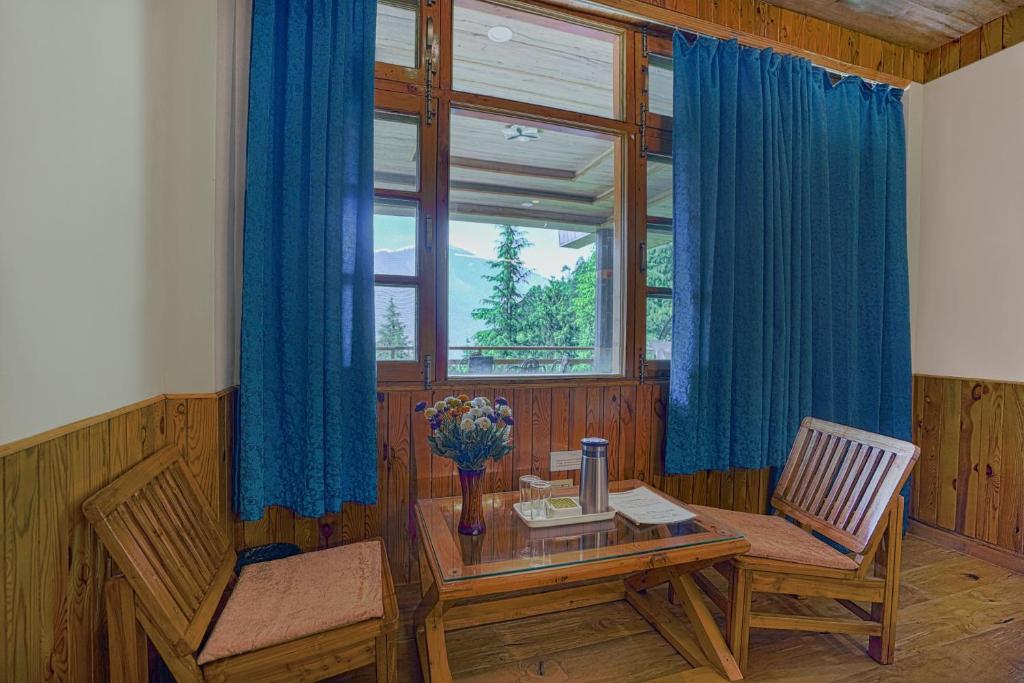 Fotografie z fotogalerie ubytování SaffronStays Kesar Villa, Manali - beautiful villa amidst an apple orchard - All clear roads v destinaci Manāli