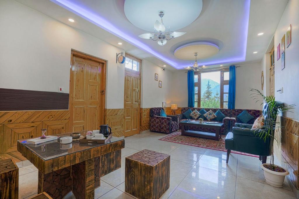 Posezení v ubytování SaffronStays Kesar Villa, Manali - beautiful villa amidst an apple orchard - All clear roads