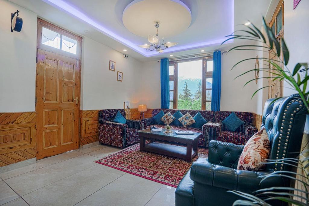 Posezení v ubytování SaffronStays Kesar Villa, Manali - beautiful villa amidst an apple orchard - All clear roads