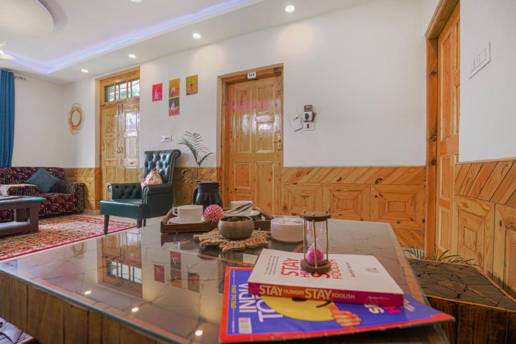 Posezení v ubytování SaffronStays Kesar Villa, Manali - beautiful villa amidst an apple orchard - All clear roads
