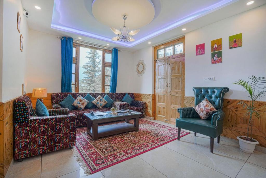Posezení v ubytování SaffronStays Kesar Villa, Manali - beautiful villa amidst an apple orchard - All clear roads