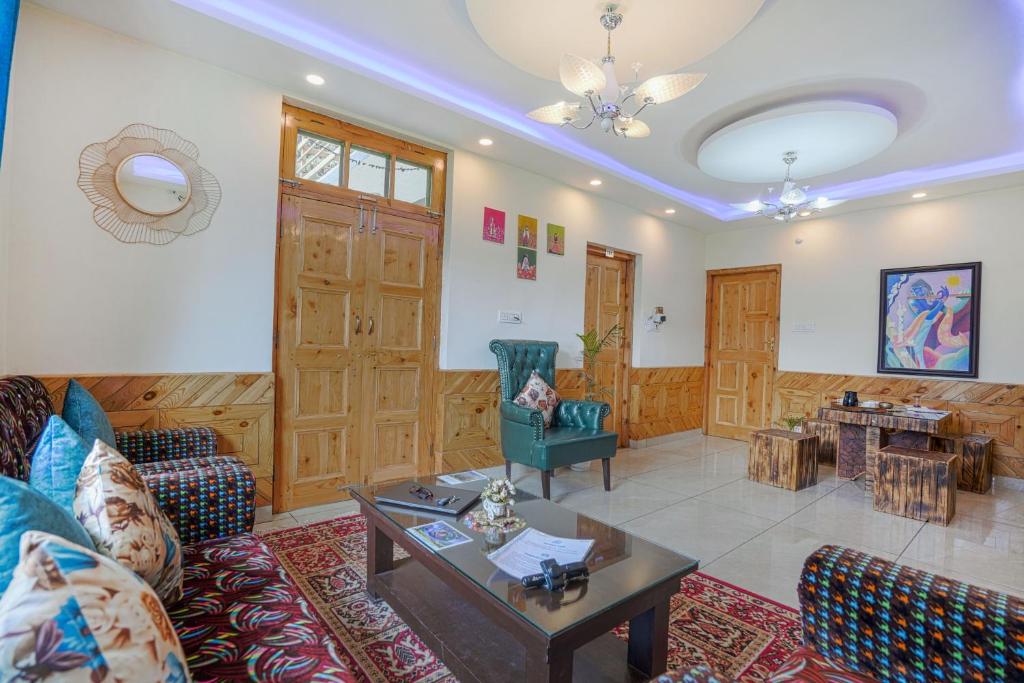 Posezení v ubytování SaffronStays Kesar Villa, Manali - beautiful villa amidst an apple orchard - All clear roads