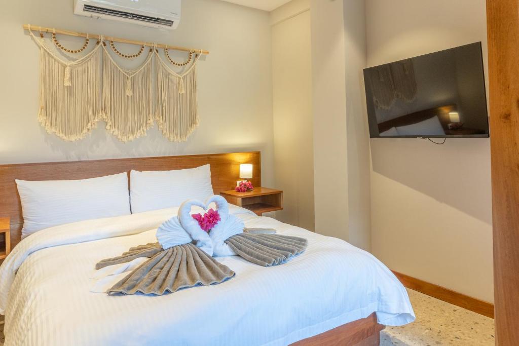 um quarto com uma cama com toalhas em Residencias Samara em Sámara