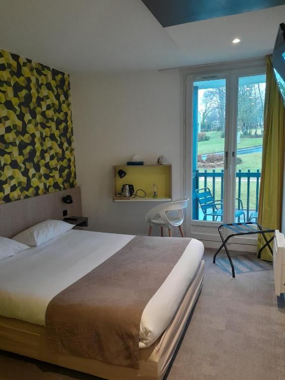 Postel nebo postele na pokoji v ubytování The Originals City, Ara Hôtel, Landerneau