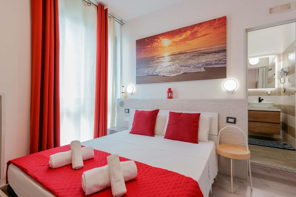 1 dormitorio con 1 cama grande con almohadas rojas en Mirabilia Golden, en Bolonia