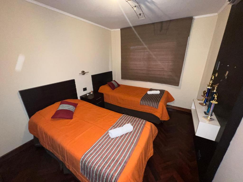 Habitación con 2 camas en una habitación en Departamento Avenida Bicentenario en Salta