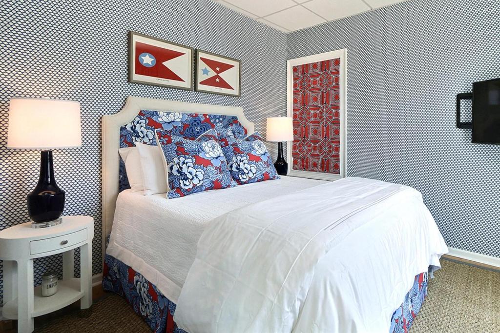 a bedroom with a bed and two lamps and a window at El Rey Collection 1 in Tybee Island