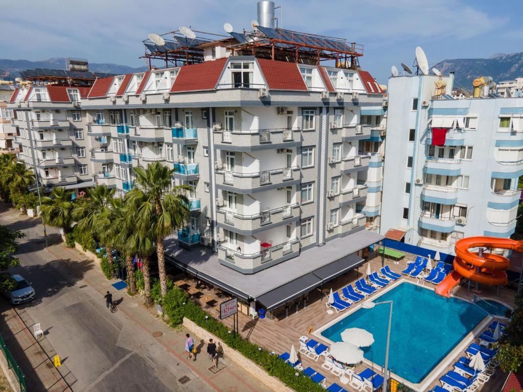 an overhead view of a hotel with a swimming pool at Alanya Risus Park Hotel in Alanya