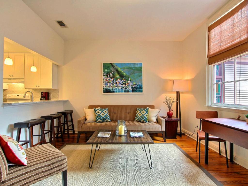 - un salon avec un canapé et une table dans l'établissement Fountain View Cottage, à Savannah