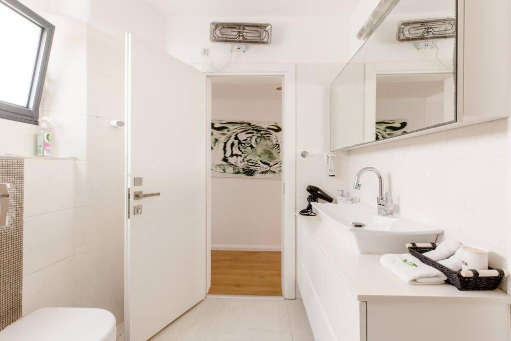 Charming Unit with Pool and Great Amenities, Rishon LeẔiyyon – Updated 2023  Prices