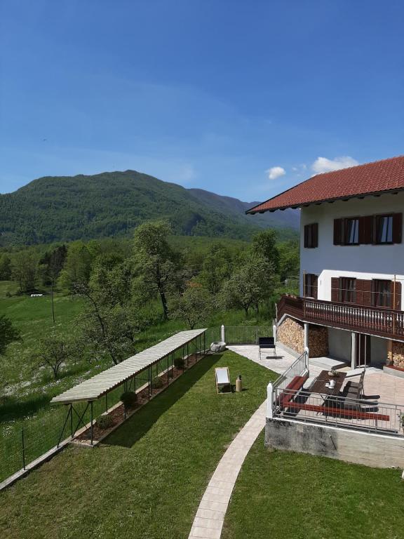 Nespecifikovaný výhled na hory nebo výhled na hory při pohledu z prázdninového domu