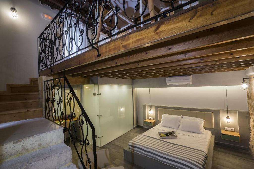 ハニア・タウンにあるユーロジア カーサのベッドルーム1室(ベッド1台付)、バルコニー(階段付)