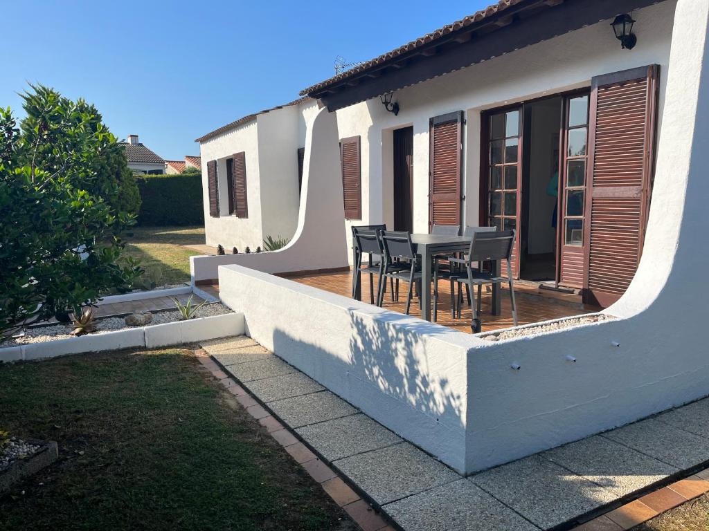 een balkon met een tafel en stoelen op een huis bij Maison Villa Sables-d'Olonne in Les Sables-dʼOlonne