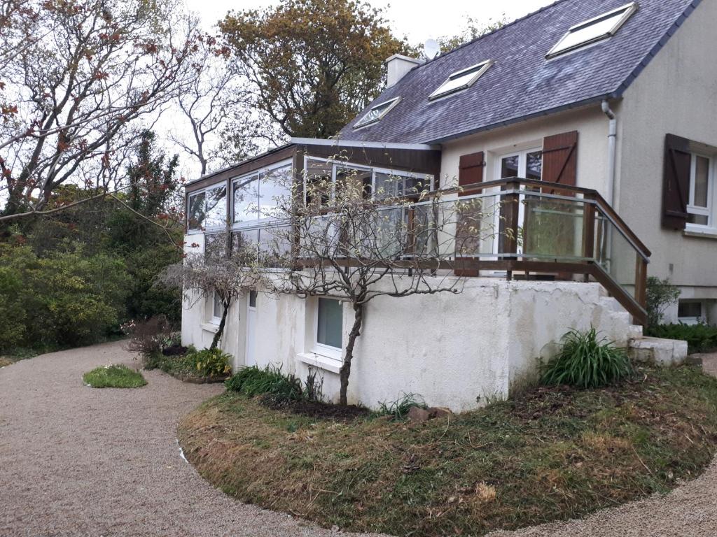 een huis met een balkon aan de zijkant bij Min Gwenn in Trévou-Tréguignec