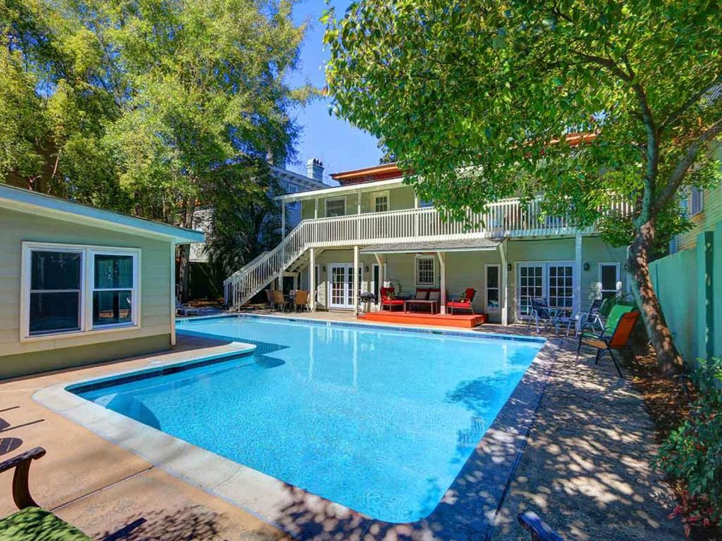 uma piscina no quintal de uma casa em Diplomat House em Savannah