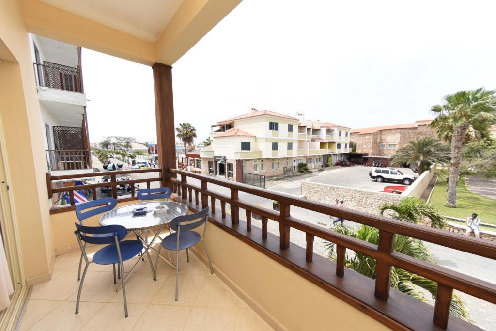 a balcony with a table and chairs and a view of a street at Santa Maria Main Street in Santa Maria