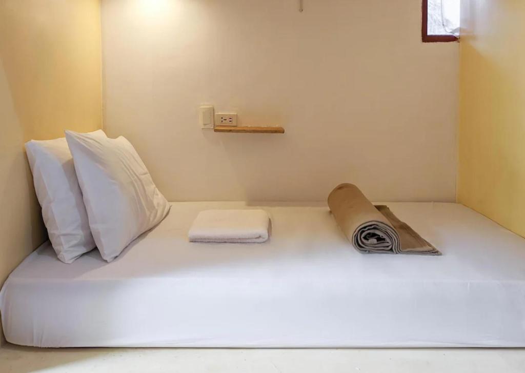Postel nebo postele na pokoji v ubytování Lexias Hostel and Workspace - Siargao