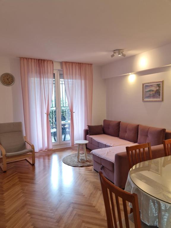 sala de estar con sofá y mesa en Apartment Aria Split en Split
