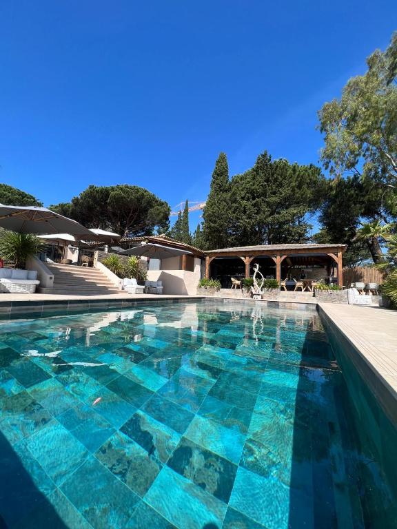 une piscine devant une maison dans l'établissement La Villa Dune, Hôtel & Spa, à Saint-Tropez