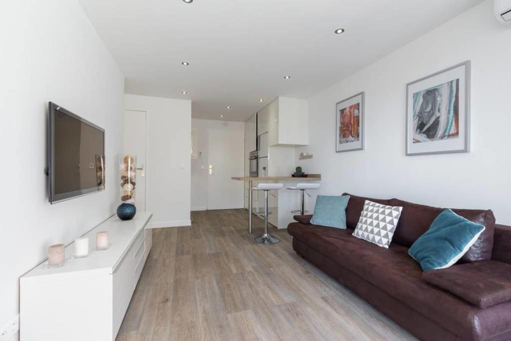 Haven of Peace 1-Br Terrace with Sea View & Pool