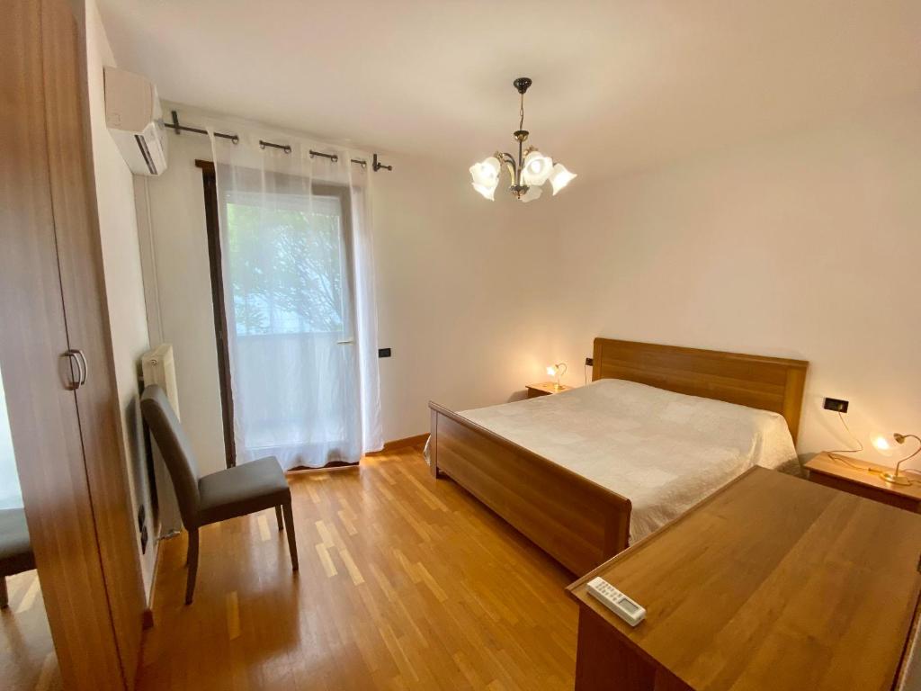 リーヴァ・デル・ガルダにあるMy Houseのベッドルーム1室(ベッド1台、テーブル、窓付)