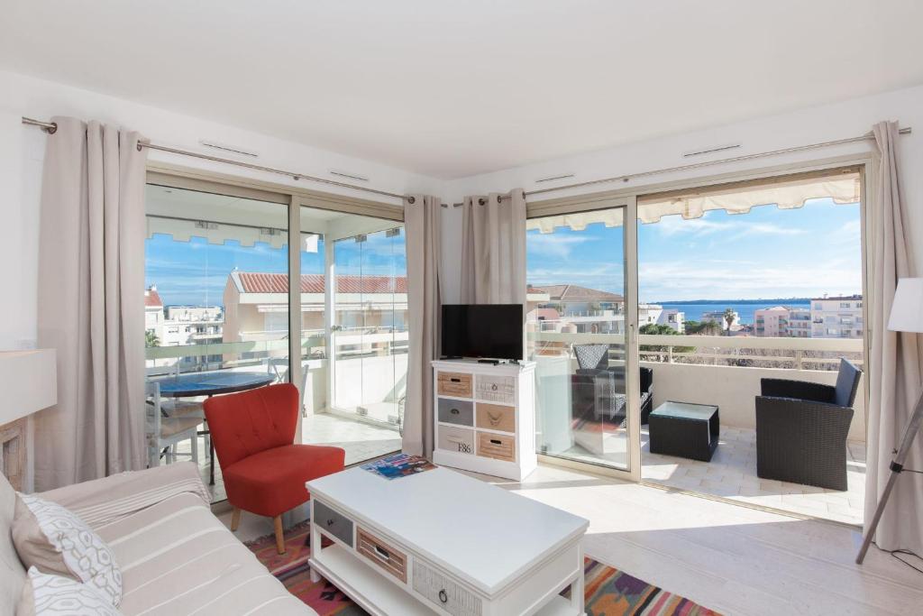 High-Standard 2-Bedroom Apartment with Sea View and Large Terrace