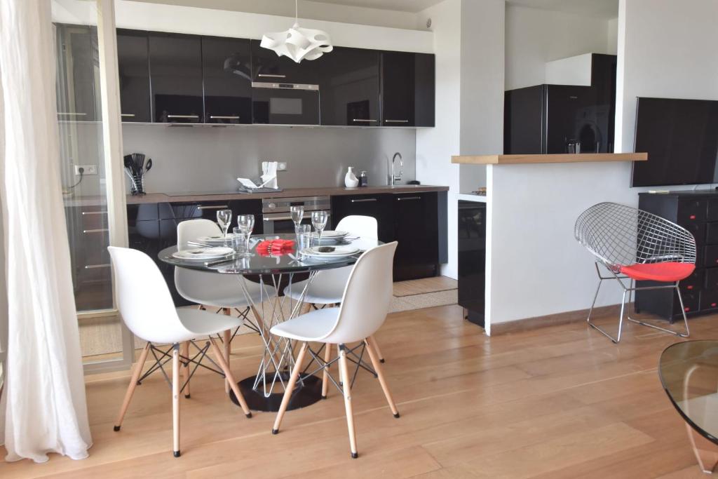 1-Br Apartment Sea View Steps from Beaches
