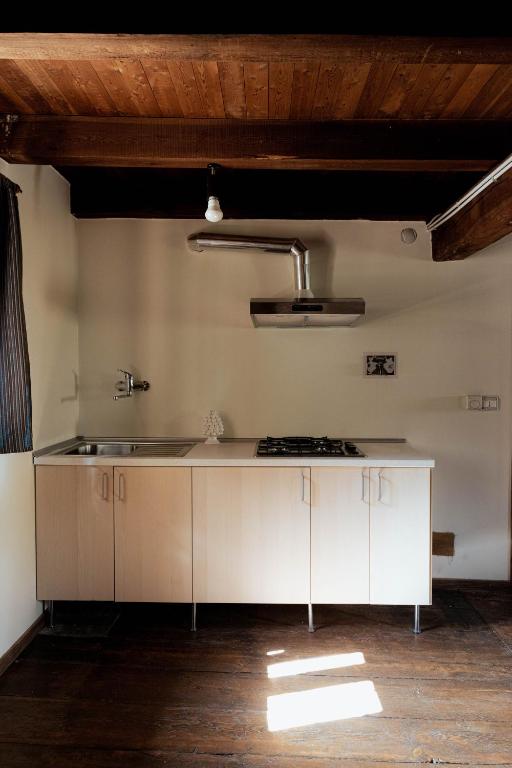 Kuchyň nebo kuchyňský kout v ubytování Visaisa taverna & foresteria