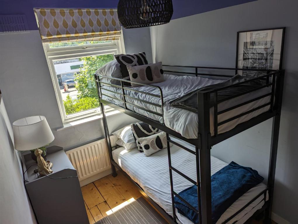 1 dormitorio con 2 literas y ventana en Muller residence, en Bristol