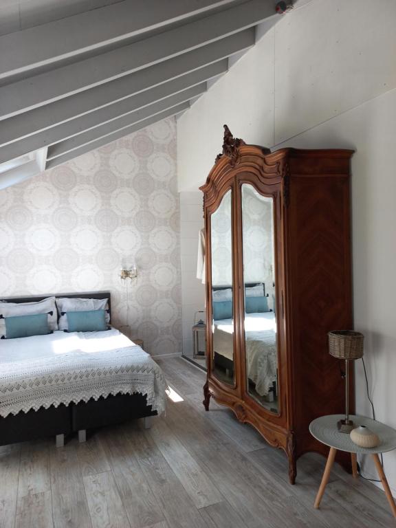 Кровать или кровати в номере Schaapskooi