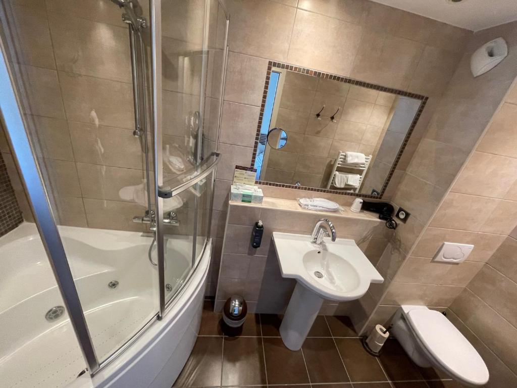 a bathroom with a sink and a shower and a toilet at Hôtel Ulysse Montpellier Centre in Montpellier