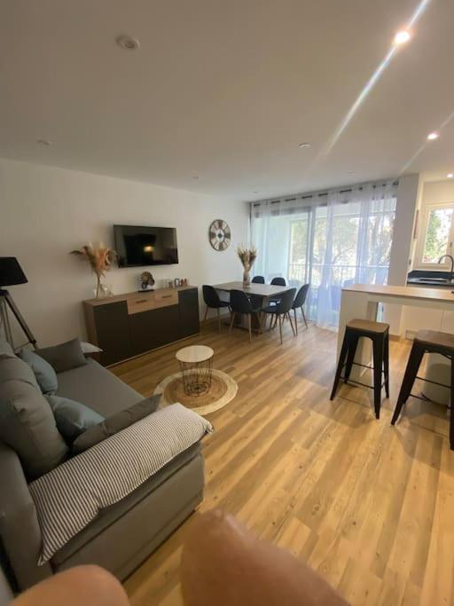 un salon avec un canapé et une table dans l'établissement Charmant F3 400 m de la plage, à Argelès-sur-Mer