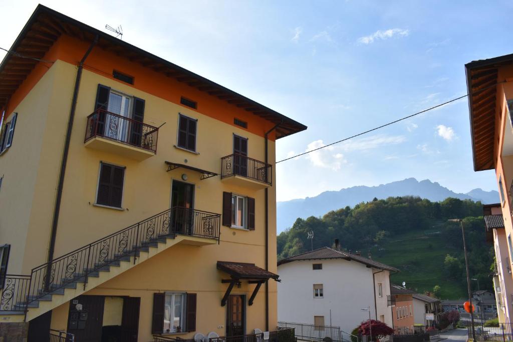 ein gelbes Gebäude mit Balkon an der Seite in der Unterkunft La Cà del Marengù in San Giovanni Bianco