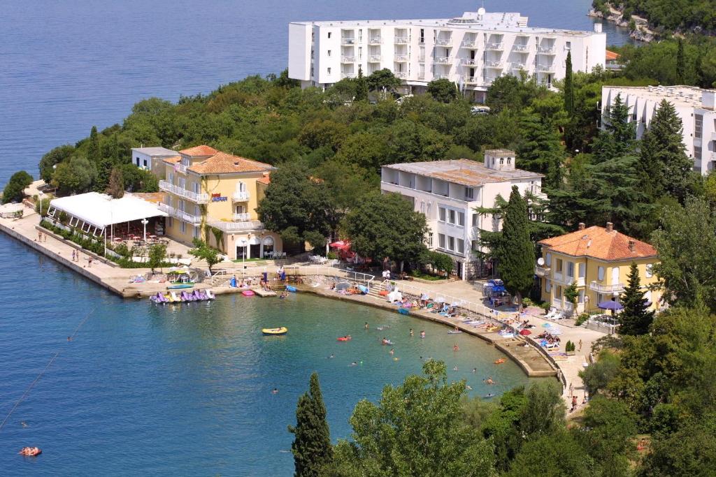 una pequeña isla en medio de un cuerpo de agua en Hotel Adriatic, en Omišalj