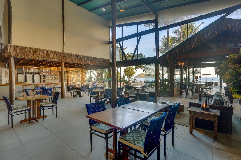 Um restaurante ou outro lugar para comer em Chez Louise et Louis Pé na Areia
