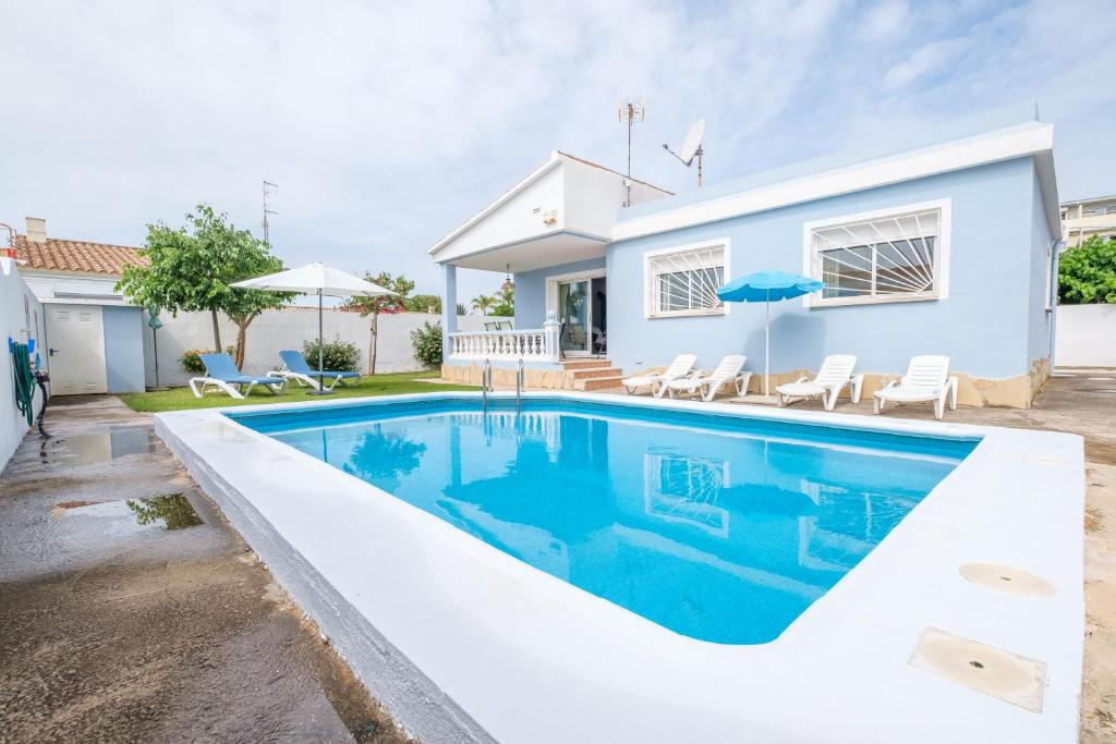 una villa con piscina di fronte a una casa di Marblau 4 a Vinarós