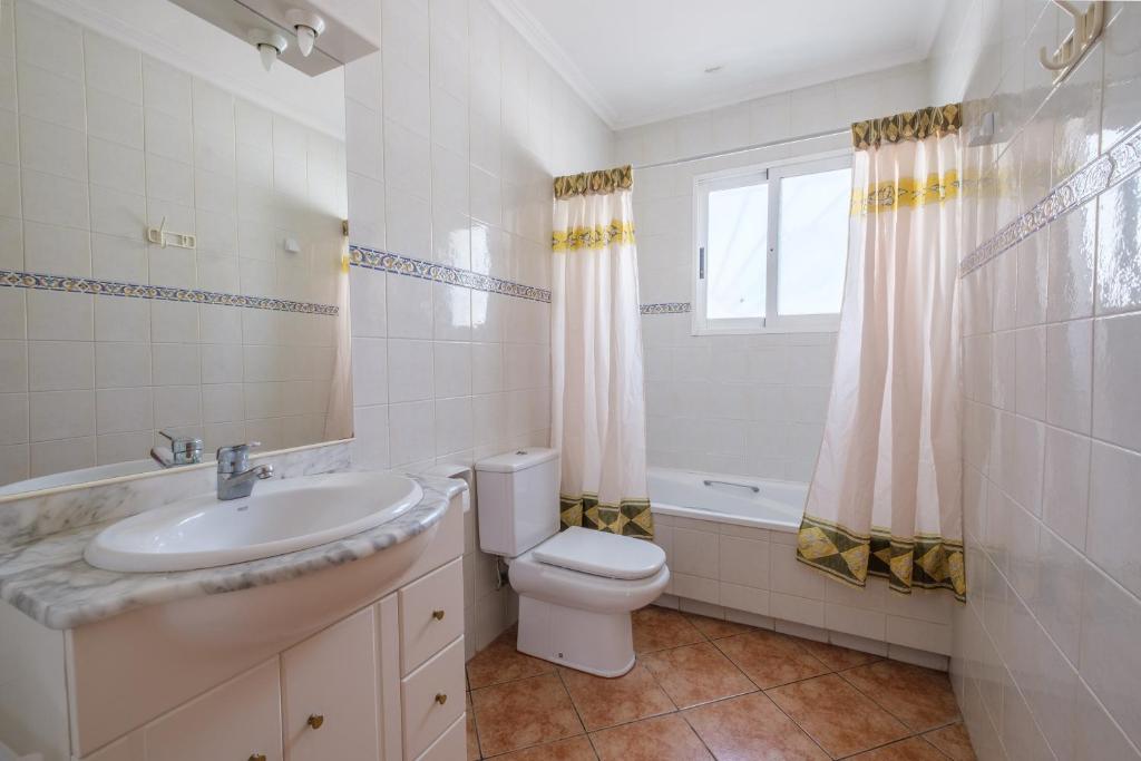 A bathroom at Marblau 4