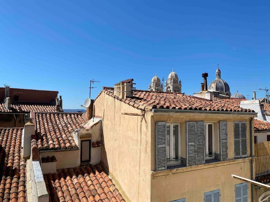 - une vue sur les toits d'un bâtiment avec des dômes dans l'établissement Le cocon Marseillais - Panier, à Marseille